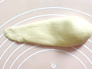 10、早餐+一次性发酵牛角肉松面包（无糖低油）,先把水滴的细头用擀面杖擀开，尽量擀长一些，一次不行，可以再多擀几次