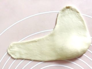 11、早餐+一次性发酵牛角肉松面包（无糖低油）,再把另外一头也擀开