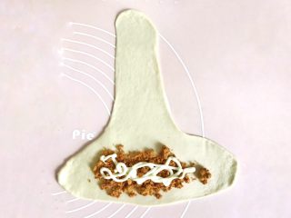 12、早餐+一次性发酵牛角肉松面包（无糖低油）,在大头处，均匀地撒上肉松，挤上沙拉酱