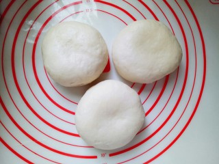 8、蔓越莓吐司面包,分成3个等份的小面团，盖上保鲜膜松弛10分钟。