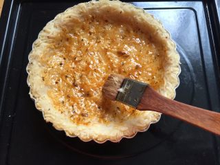 8、三文鱼牛油果土豆丝披萨,在烤过的土豆丝饼胚里刷上一层批萨酱