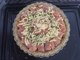 12、三文鱼牛油果土豆丝披萨,最后撒上披萨草