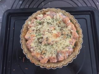 13、三文鱼牛油果土豆丝披萨,放入预热好的烤箱200度烤15分钟左右即可出炉