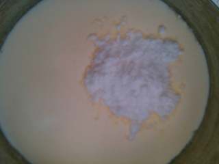 7、芒果流心慕斯,这一步应该在上一步之前做好，就是取淡奶油加入一勺半糖粉快速打发至出现纹路不消失，再慢速打一会就可以了