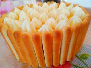 12、芒果流心慕斯,再外面围上一圈手指饼干