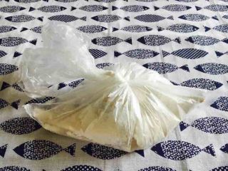 6、花刀马口鱼,把20g左右的面粉和5、6条马口鱼放在保鲜袋里晃动,马口鱼就会沾上面粉。