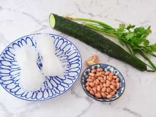 1、凉拌粉丝,准备好材料