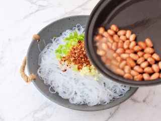 9、凉拌粉丝,再连同油一起浇倒在蒜末葱花辣椒面上爆出香味