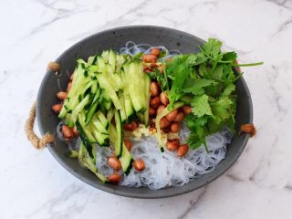 10、凉拌粉丝,再加入青瓜丝和香菜