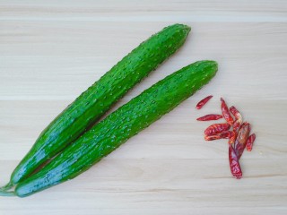 1、凉拌黄瓜卷,凉拌黄瓜配料很简单。