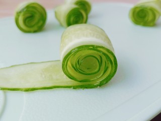 6、凉拌黄瓜卷,取两片黄瓜片卷起来。