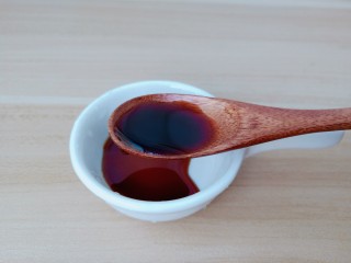 7、凉拌黄瓜卷,碟子里放上生抽两勺。