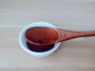 8、凉拌黄瓜卷,再加上两勺醋。