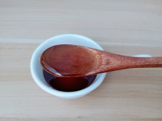 9、凉拌黄瓜卷,一勺芝麻油。