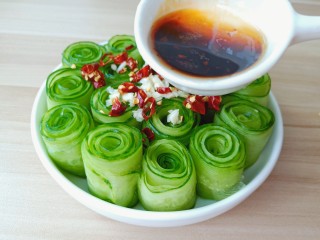 15、凉拌黄瓜卷,把拌好的调味料淋到黄瓜卷上面，再淋上热油。