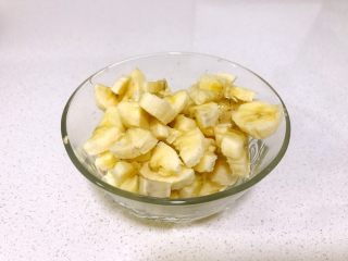 1、奶酪香蕉派,香蕉切成小丁备用。