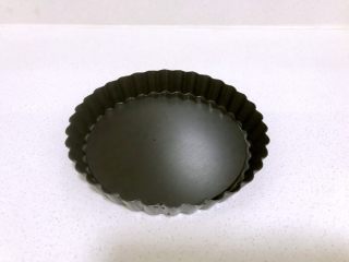 2、奶酪香蕉派,用来做派的活底模具，也可以像麦当劳里面的派那样用两张长方形的酥皮捏紧三个边，里面加入香蕉，再把口捏死。