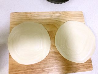 3、奶酪香蕉派,两张印度飞饼皮，大家也可以自己做酥皮，制作方法参考我做的红豆千层酥那篇菜谱中的酥皮做法。