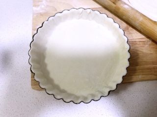 4、奶酪香蕉派,将一张印度飞饼皮贴在模具上。