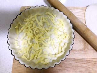 5、奶酪香蕉派,先铺上一层马苏里拉奶酪。