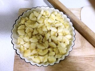 6、奶酪香蕉派,把香蕉铺满酥皮。