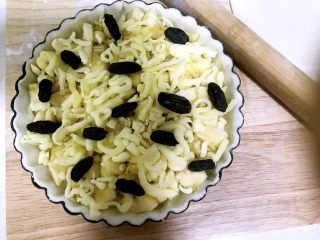 7、奶酪香蕉派,最后盖上一层马苏里拉奶酪和黑加仑葡萄干。