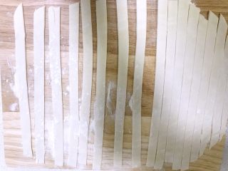 8、奶酪香蕉派,另一张飞饼皮切成长条。