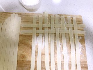 9、奶酪香蕉派,像这样编织起来。