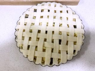 10、奶酪香蕉派,最好在模具上方直接编织，否则不好移动。