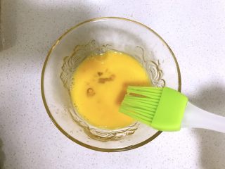 11、奶酪香蕉派,蛋液准备好，用来刷在香蕉派上的。