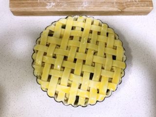 12、奶酪香蕉派,刷一层蛋液，烤箱175度烤5分钟拿出来再刷一层蛋液，这样做是为了上色好看。然后再放进烤箱烤20～30分钟。