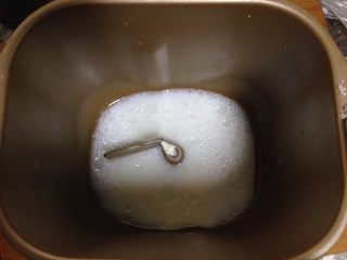 1、腊肠肉松披萨,面包桶底部放入奶粉10克、油10克、盐3克、糖15克、清水115克