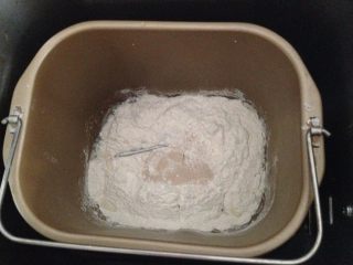 2、腊肠肉松披萨,上面放入高粉200克、酵母3克启动和面程序20分钟和成面团后发酵至2倍大