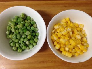 4、腊肠肉松披萨,玉米粒和豌豆粒煮熟备用