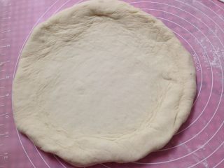 10、腊肠肉松披萨,擀成比披萨盘(10寸)稍小的中间薄、四边厚的圆片