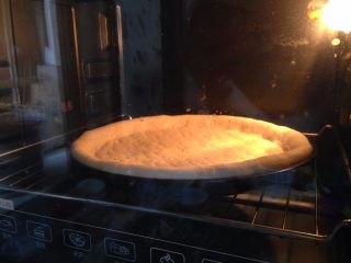 13、腊肠肉松披萨,入预热好的烤箱、底火200度、上火180度、中下层、烤15分钟