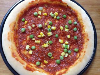 16、腊肠肉松披萨,撒上少许玉米粒和豌豆粒