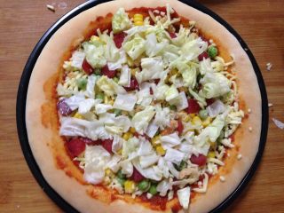 20、腊肠肉松披萨,撒上一层生菜块