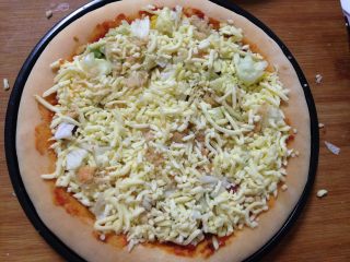 22、腊肠肉松披萨,加入马苏里拉奶酪