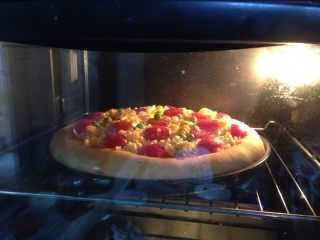 24、腊肠肉松披萨,入烤箱,上火200度、下火180度、中层、烤10-15分钟