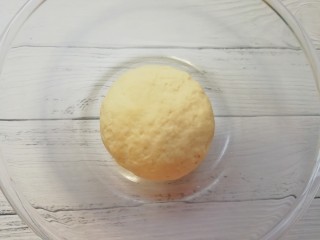 3、百变水果 水果披萨,揉成光滑的面团，盖上保鲜膜发酵至两倍大。