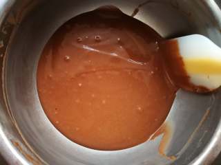 5、巧克力裸蛋糕,蛋黄糊就做好了。