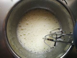 6、巧克力裸蛋糕,开始打发蛋白:蛋白内滴入几滴柠檬汁或用筷子蘸几滴白醋滴进去,目的是稳定蛋白和去腥。电动打蛋器低速打发,当出现大鱼眼泡沫时加入三分之一的白糖继续打发(蛋黄糊中不用放白糖,方子内白糖全是蛋白内放的)