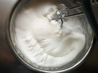 8、巧克力裸蛋糕,有较粗纹路或有小弯勾时加入最后三分之一白糖。