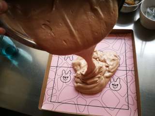 11、巧克力裸蛋糕, 从高处把面糊倒入铺有油纸或硅胶垫的烤盘内