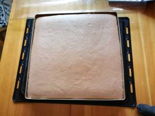 13、巧克力裸蛋糕, 烤好取出稍微晾凉用脱模刀在模具周围划一圈,使蛋糕与模具分离。倒扣到晾网上,慢慢揭掉油纸或硅胶垫。