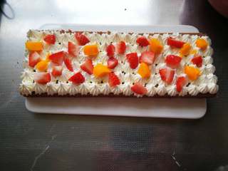 17、巧克力裸蛋糕,洒一层水果