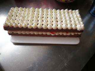 18、巧克力裸蛋糕,铺上第二层蛋糕片,挤上奶油。