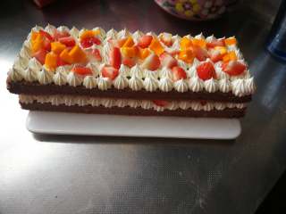 19、巧克力裸蛋糕,洒水果。