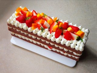 20、巧克力裸蛋糕,铺最后一片,相同的方法。最顶层的水果块切的大一点,多洒一些。美味与颜值并存的巧克力裸蛋糕就做好了。